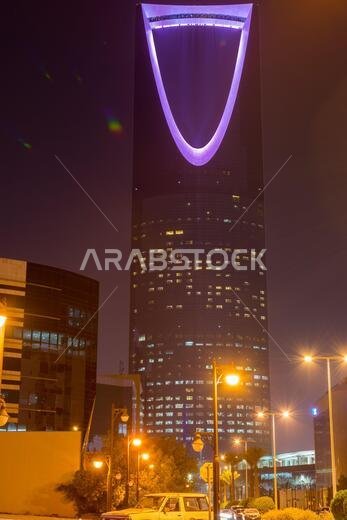 منظر ليلي لبرج المملكة، أطول مبنى في المملكة العربية السعودية، مع أضواء النيون.