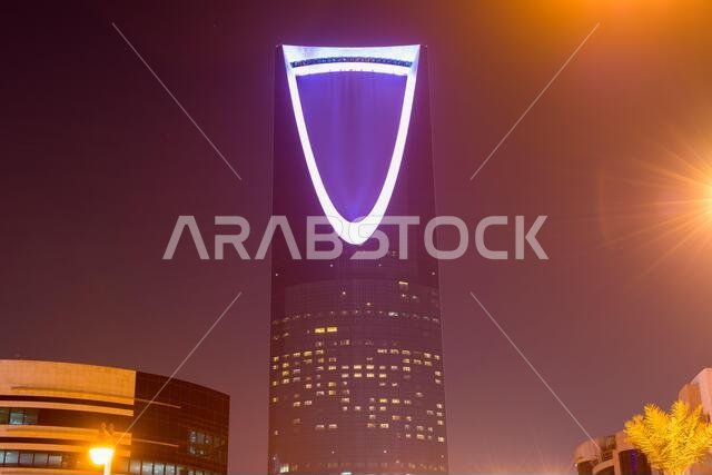 منظر ليلي لبرج المملكة، أطول مبنى في المملكة العربية السعودية، مع أضواء النيون.