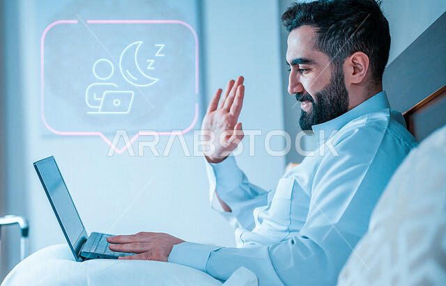 رجل عربي خليجي سعودي يقوم باجراءة مكالمة فيديو من خلال الحاسوب المحمول، اجتماع عمل عن بعد، القاء التحية من خلال شاشة اللابتوب، تقنيات حديثة، دردشة وتواصل، علاقات اجتماعية، سياحة وفندقة , رسومات هولوجرامية .