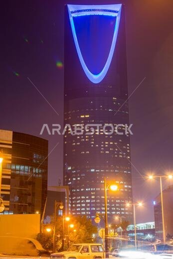 منظر ليلي لبرج المملكة، أطول مبنى في المملكة العربية السعودية، مع أضواء النيون.