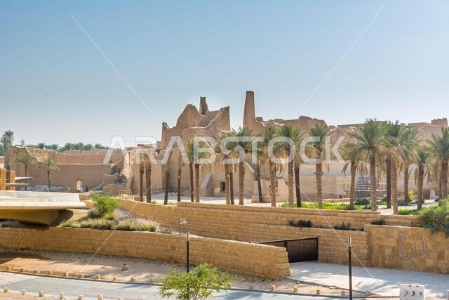 أشجار النخيل الخضراء تنمو في الحديقة الواقعة في أطلال الدرعية، المعروفة أيضاً باسم الدرعية والدرعية، وهي مدينة قديمة في الرياض، المملكة العربية السعودية