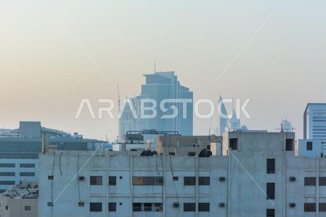 منظر لمدينة الرياض عند الفجر مع مبانٍ في وسط مدينة الرياض، المملكة العربية السعودية