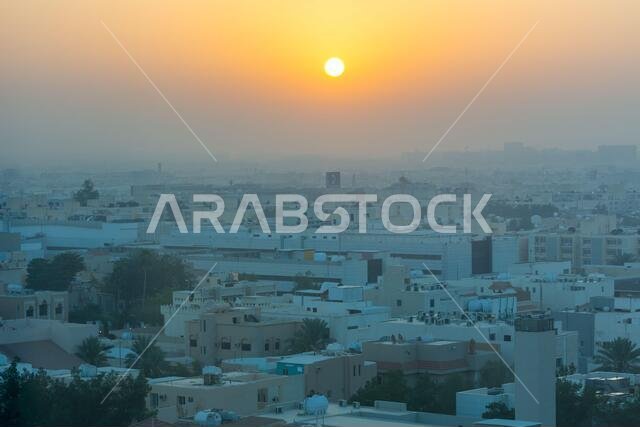 شروق الشمس في صباح الرياض، منظر جوي لمدينة الرياض مع مباني وسط المدينة، المملكة العربية السعودية