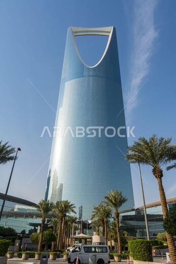 برج المملكة أو مركز المملكة يتوهج باللون الأزرق، والسماء زرقاء صافية. برج المملكة أو مركز المملكة يتوهج باللون الأزرق، والسماء زرقاء صافية.