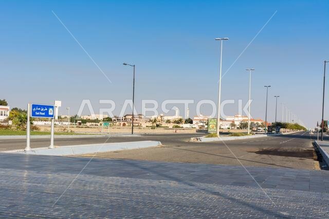 منظر شارع في كورنيش جدة، وهو منتجع ساحلي بطول 30 كم في مدينة جدة، ويضم طريقًا ساحليًا ومناطق ترفيهية وأجنحة ومنحوتات مدنية.