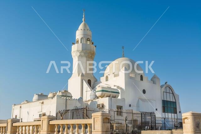 مسجد الرحمة الأبيض يقع على كورنيش جدة، وهو منطقة ساحلية بطول 30 كيلومتراً في مدينة جدة، تضم طريقاً ساحلياً ومناطق ترفيهية وأجنحة ومرافق مدنية.