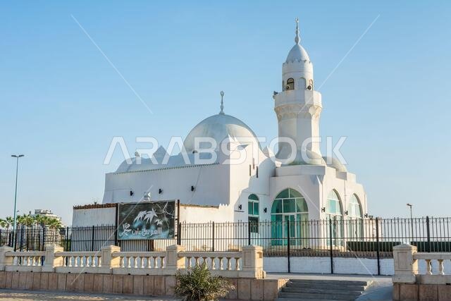 مسجد الرحمة الأبيض يقع على كورنيش جدة، وهو منطقة ساحلية بطول 30 كيلومتراً في مدينة جدة، تضم طريقاً ساحلياً ومناطق ترفيهية وأجنحة ومرافق مدنية. مسجد الرحمة الأبيض يقع على كورنيش جدة، وهو منطقة ساحلية بطول 30 كيلومتراً في مدينة جدة، تضم طريقاً ساحلياً ومناطق ترفيهية وأجنحة ومرافق مدنية.