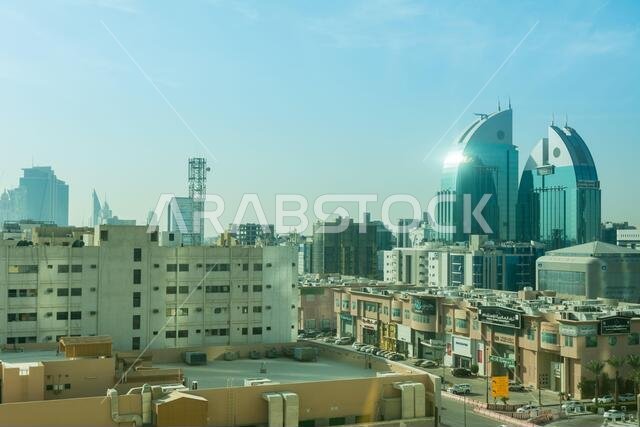 منظر جوي لفجر الرياض مع مباني وأفق مبنى بنك الإنماء التوأم في وسط مدينة الرياض، المملكة العربية السعودية