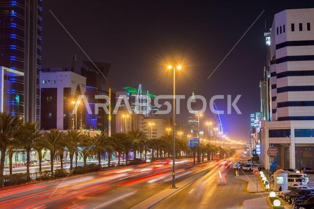 منظر ليلي لشارع في وسط مدينة الرياض، المملكة العربية السعودية