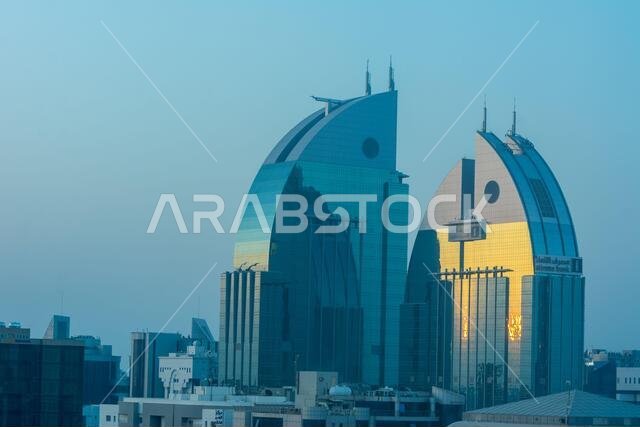 مبنى بنك الإنماء التوأم، الذي يحمل رمز السمكة، تحت أشعة الشمس في الصباح مع الضباب، معلم بارز في الرياض، المملكة العربية السعودية