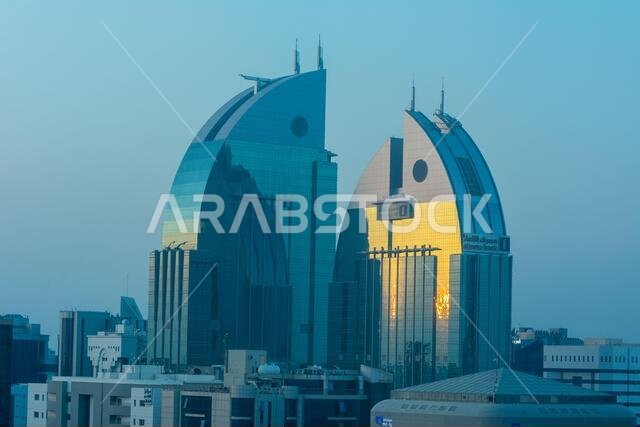 مبنى بنك الإنماء التوأم، الذي يحمل رمز السمكة، تحت أشعة الشمس في الصباح مع الضباب، معلم بارز في الرياض، المملكة العربية السعودية