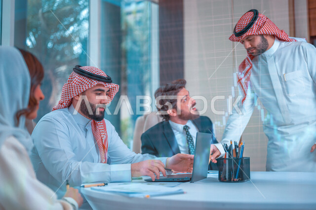 فريق عمل عربي خليجي سعودي في اجتماع عمل مع عميل جديد يرتدي البدلة الرسمية، استخدام الحاسوب المحمول في تطوير العمل وحل المشكلات، تطوير المشاريع، دراسة وتحليل المشاريع الجديدة، الشراكة والتعاون، اجتماعات عمل، ورش عمل وتدريب , رسومات بيانية بتقنية الهولوجرام