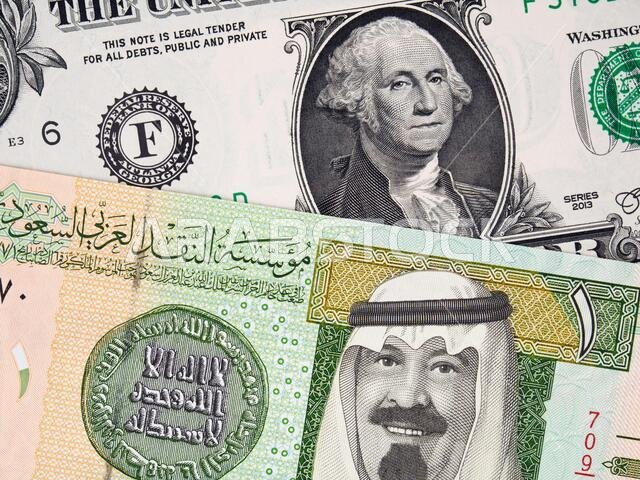 أوراق نقدية من الدولار الأمريكي والريال السعودي، صرف العملات، صورة مقربة للنقود