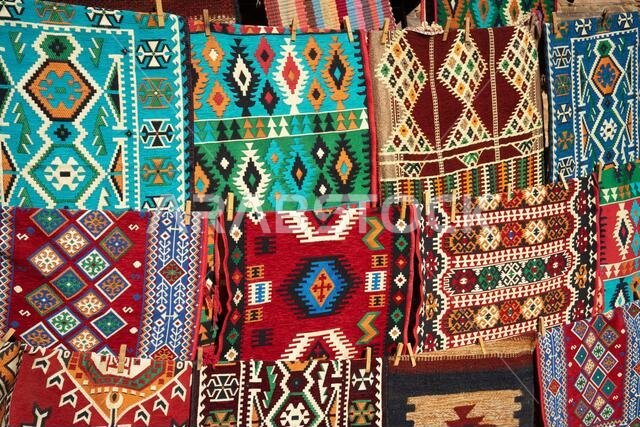 أقمشة وسجاد ملون للبيع في وادي البتراء بوادي موسى، الأردن