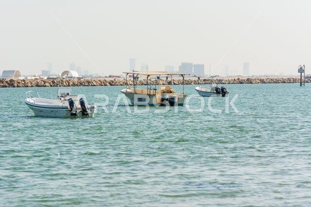 قارب صيد يطفو على البحر في حديقة الكورنيش، الدمام، المملكة العربية السعودية