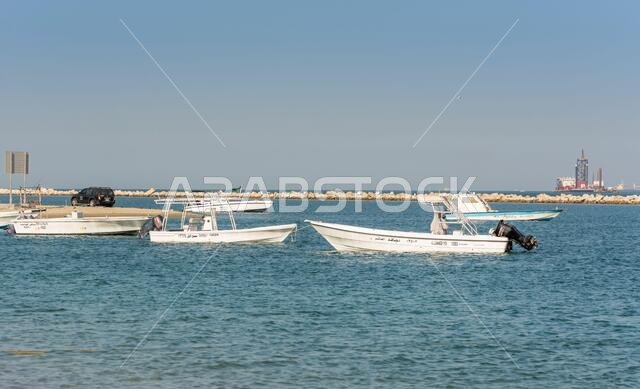 قارب صيد يطفو على البحر في حديقة الكورنيش، الدمام، المملكة العربية السعودية
