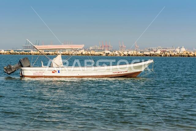 قارب صيد يطفو على البحر في حديقة الكورنيش، الدمام، المملكة العربية السعودية