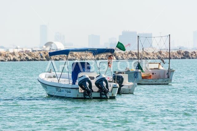 قارب صيد يطفو على البحر في حديقة الكورنيش، الدمام، المملكة العربية السعودية