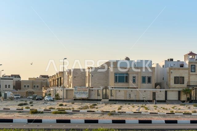 منطقة سكنية شائعة مبنية فوق الصحراء بالقرب من منتزه الكورنيش في الدمام، المملكة العربية السعودية
