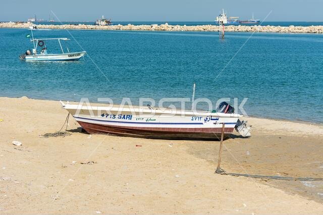قارب صيد على شاطئ البحر في حديقة الكورنيش، الدمام، المملكة العربية السعودية