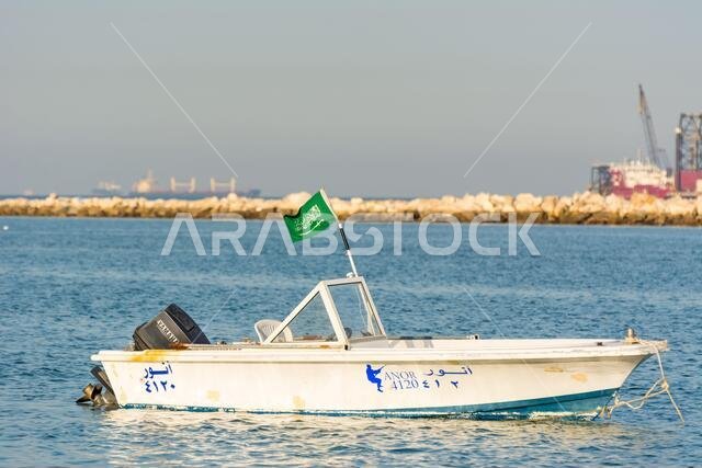 قارب صيد يطفو على البحر في حديقة الكورنيش، الدمام، المملكة العربية السعودية