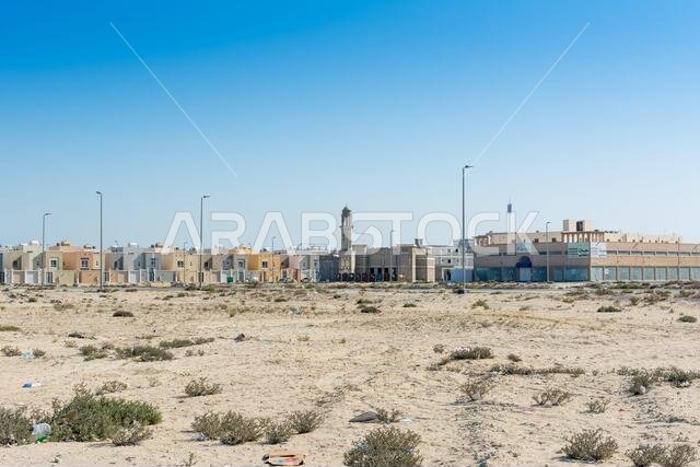 منطقة سكنية شائعة مبنية فوق الصحراء بالقرب من منتزه الكورنيش في الدمام، المملكة العربية السعودية