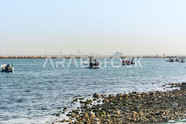 قارب صيد يبحر في البحر في حديقة الكورنيش، مدينة الدمام، المملكة العربية السعودية.