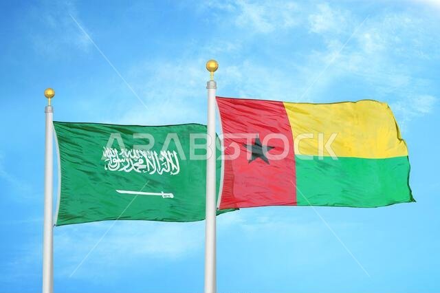 المملكة العربية السعودية وغينيا بيساو، علمان على سارية علم وسماء زرقاء ملبدة بالغيوم المملكة العربية السعودية وغينيا بيساو، علمان على سارية علم وسماء زرقاء ملبدة بالغيوم