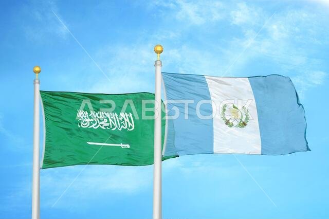المملكة العربية السعودية وغواتيمالا، علمان على سارية علم، وسماء زرقاء ملبدة بالغيوم