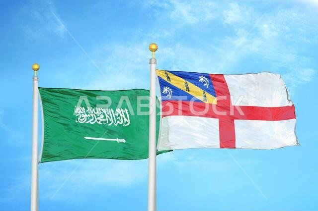 المملكة العربية السعودية والهرمن، علمان على ساريتين وسماء زرقاء ملبدة بالغيوم