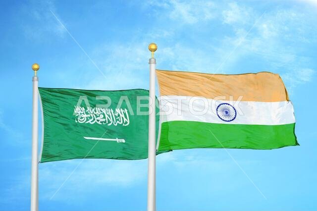 المملكة العربية السعودية والهند، علمان على سارية علم، وسماء زرقاء ملبدة بالغيوم
