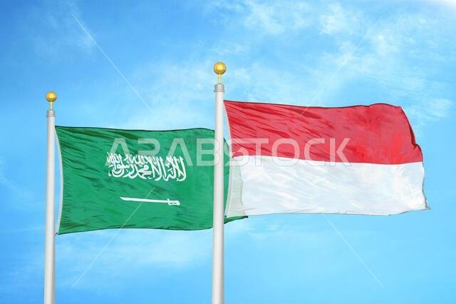 المملكة العربية السعودية وإندونيسيا، علمان على سارية علم، وسماء زرقاء ملبدة بالغيوم