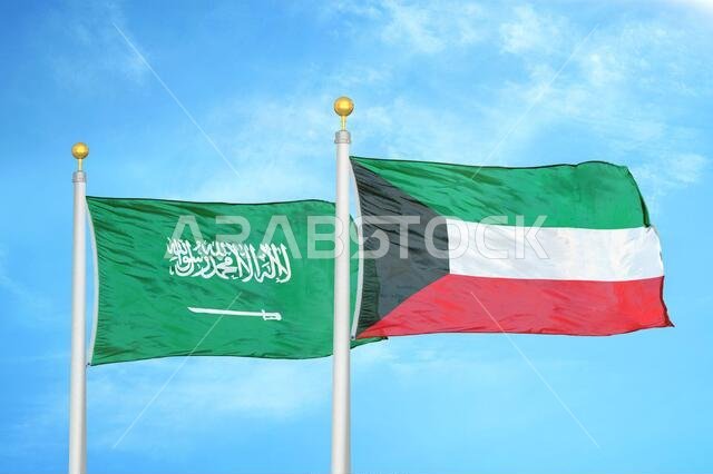 السعودية والكويت، علمان على سارية علم، وسماء زرقاء ملبدة بالغيوم