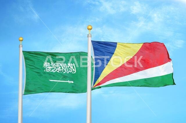المملكة العربية السعودية وسيشيل، علمان على سارية علم وسماء زرقاء ملبدة بالغيوم