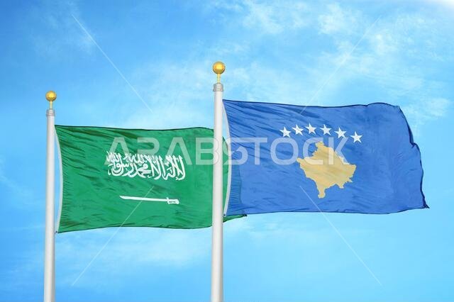 السعودية وكوسوفو، علمان على سارية علم، وسماء زرقاء ملبدة بالغيوم السعودية وكوسوفو، علمان على سارية علم، وسماء زرقاء ملبدة بالغيوم