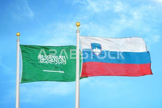 المملكة العربية السعودية وسلوفينيا، علمان على سارية علم وسماء زرقاء ملبدة بالغيوم