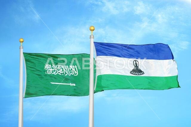المملكة العربية السعودية وليسوتو، علمان على سارية علم وسماء زرقاء ملبدة بالغيوم