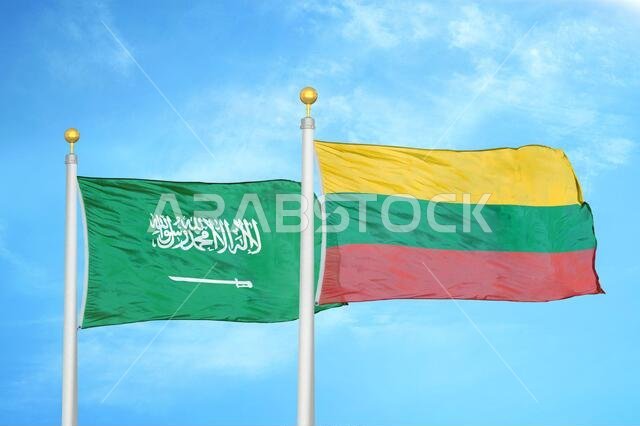 المملكة العربية السعودية وليتوانيا، علمان على سارية علم، وسماء زرقاء ملبدة بالغيوم