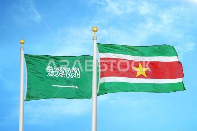 المملكة العربية السعودية وسورينام، علمان على ساريتين وسماء زرقاء ملبدة بالغيوم