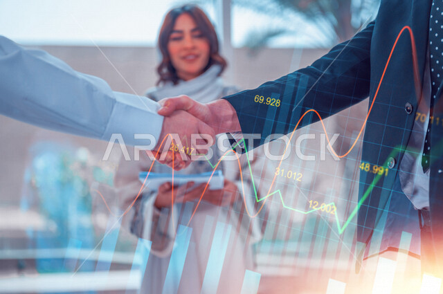 رجلا أعمال يتصافحان لإتمام صفقة ربحية, اتفاقية عمل , مشروع وخطة عمل جديده, شركاء عمل, تقدم ونجاح, شركة سعودية بكفاءة عالية , رسومات بتقنية الهولوجرام .