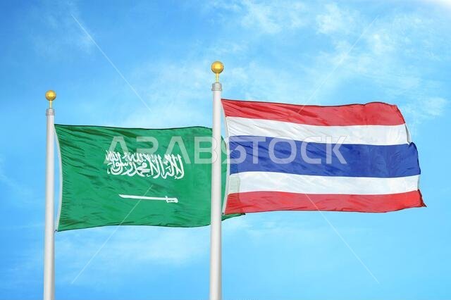 المملكة العربية السعودية وتايلاند، علمان على ساريتين وسماء زرقاء ملبدة بالغيوم