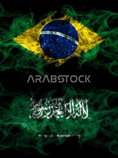 أعلام برازيلية وأخرى سعودية وعربية دخانية غامضة موضوعة جنباً إلى جنب. أعلام دخانية كثيفة الألوان حريرية تجريدية. أعلام برازيلية وأخرى سعودية وعربية دخانية غامضة موضوعة جنباً إلى جنب. أعلام دخانية كثيفة الألوان حريرية تجريدية.