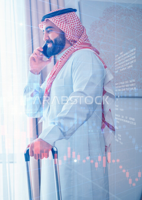 رجل عربي خليجي سعودي يقف امام شرفة غرفة فندقية ويمسك بيده حقيبة السفر، إجراء مكالمة عبر الهاتف المحمول، رحلة ترفيهية، اجراء مكالمة عمل عن بعد، الاستعداد لقضاء العطلة الصيفية، سياحة وفندقة , رسومات هولوجرامية .