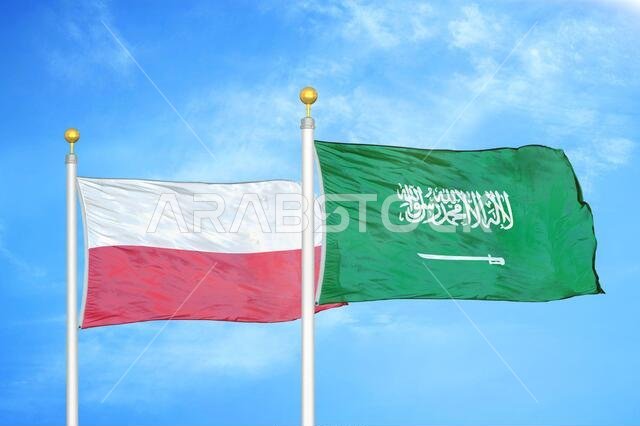بولندا والمملكة العربية السعودية، علمان على سارية العلم، وسماء زرقاء ملبدة بالغيوم