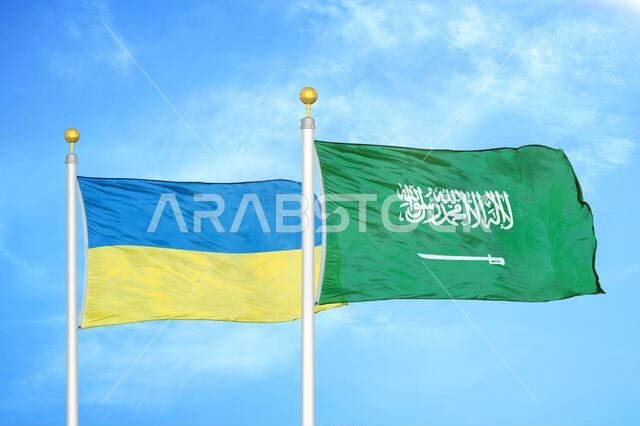 أوكرانيا والمملكة العربية السعودية، علمان على سارية العلم، وسماء زرقاء