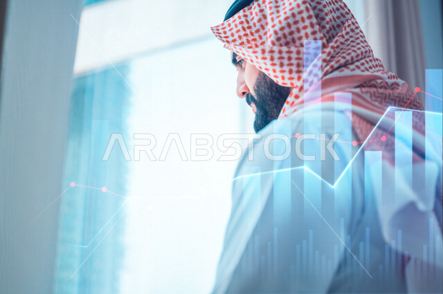 رجل عربي خليجي سعودي يقف امام النافذة، غرفة فندقية، النظر الى الخارج من خلال النافذة، إشراقة يوم جديد، مفهوم الهمة والنشاط، التخخطيط المستقبلي، الرؤية المستقبلية، سياحة وفندقة , رسومات هولوجرامية .