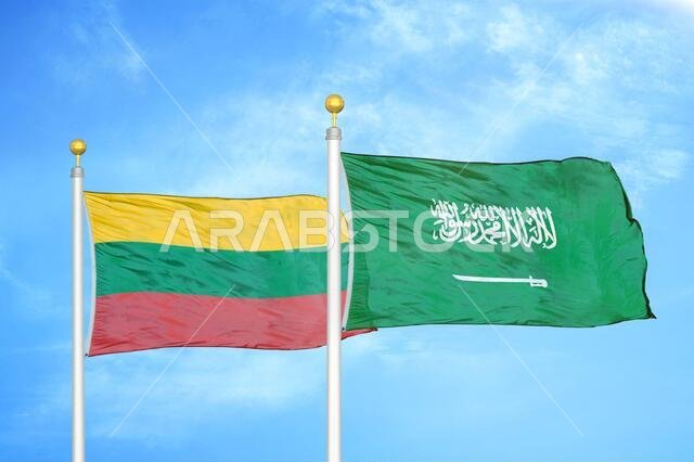 ليتوانيا والمملكة العربية السعودية، علمان على سارية علم وسماء زرقاء