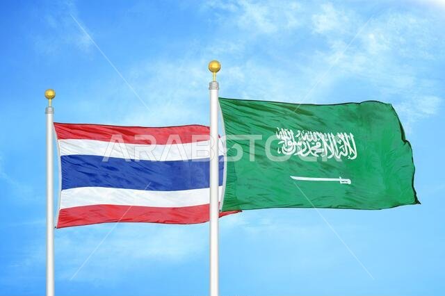 تايلاند والمملكة العربية السعودية، علمان على سارية العلم، وسماء زرقاء
