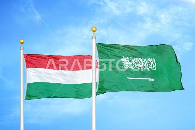 المجر والمملكة العربية السعودية، علمان على سارية علم وسماء زرقاء ملبدة بالغيوم
