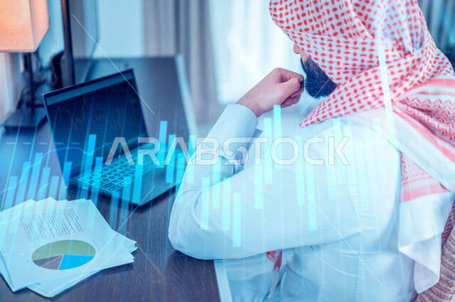 رجل عربي خليجي سعودي يستخدم الحاسوب المحمول ، التحليلات والإحصائيات البيانية، قسم التحليلات الرقمية، التوزيع الرقمي والمبيعات، وظائف ومهن، خلفية للرسوم البيانية والتوضيحية بتقنية الهولوجرام